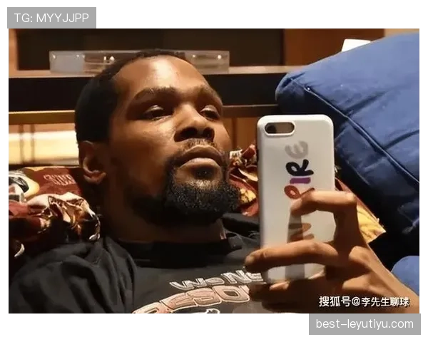 杜兰特今天又穿了那双限量鞋?感觉平时打球外形都比我去夜店还讲究! 杜兰特今天又穿了那双限量鞋?感觉平时打球外形都比我去夜店还讲究!